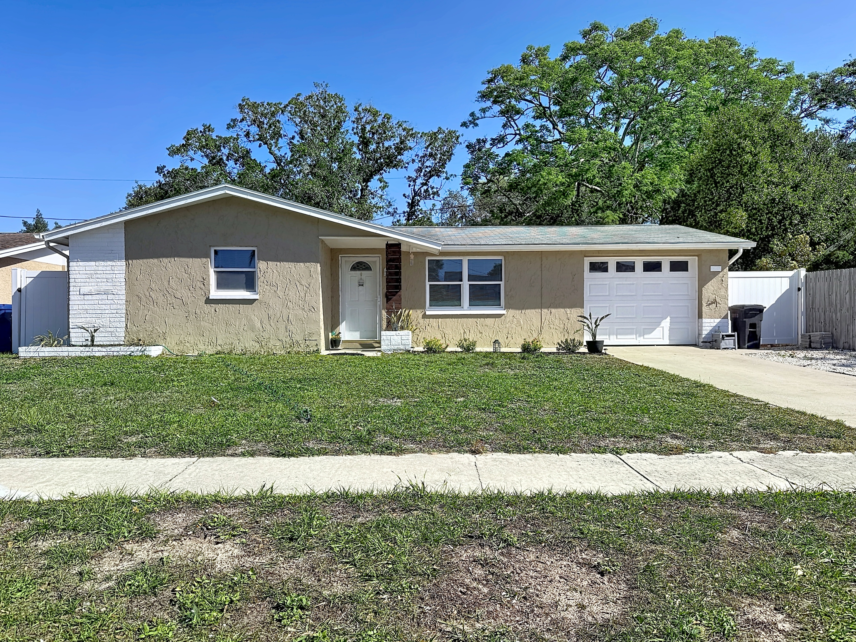 5913 Appletree Road